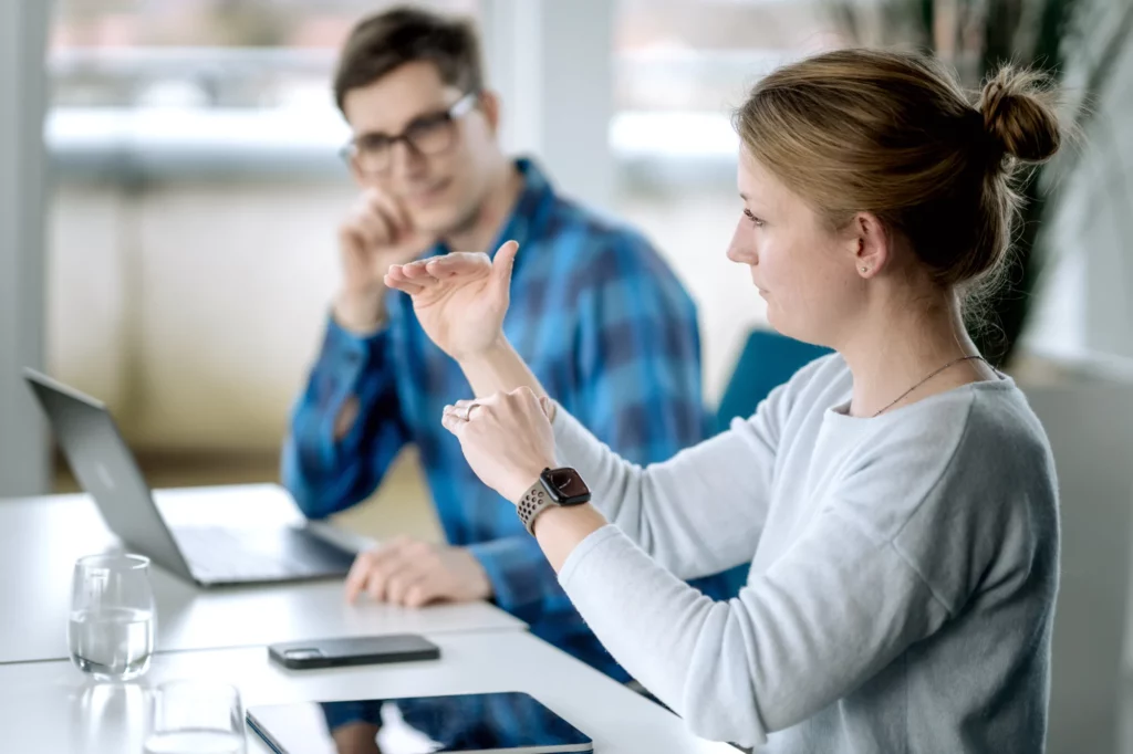 Mitarbeiterin von be.storaged im Gespräch