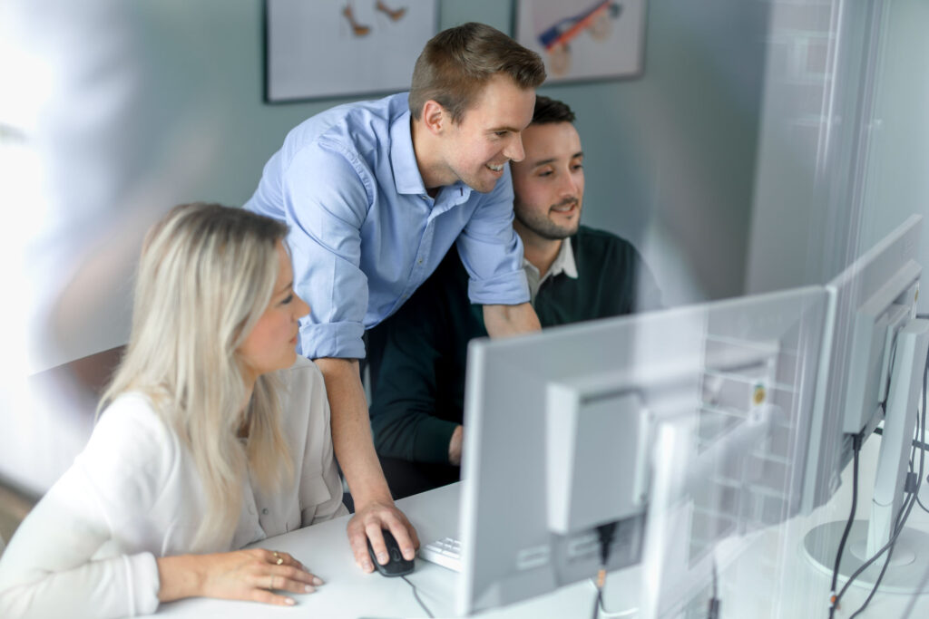 Team bei der Beschaffungsoptimierung für Strom und Energie mit der Energiemanagementsystem-Software okean EMS