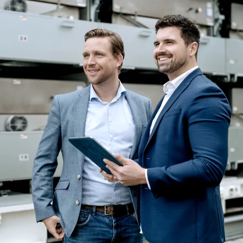 Hendrik Brockmeyer und Nils Spöring von der be.storaged GmbH im Salesgespräch für Großspeichersysteme