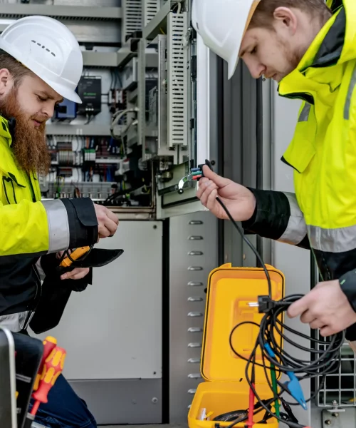 Mitarbeiter der be.storaged GmbH arbeiten an einem Batteriespeicher Container