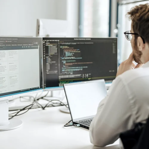 be.storaged Mitarbeiter programmiert Energiemanagement-Software für virtuelles Kraftwerk (VPP)