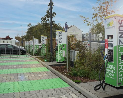 Ladepark mit 10 grünen Ladesäulen in Mainz Kostheim mit einem Batteriespeichersystem von be.storaged